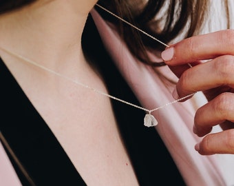 Raw Clear Quartz Crystal Necklace, Delicate Gemstone Necklace, Minimal Jewellery, Sterling Silver Rock Necklace,  Dainty Gemstone Jewellery