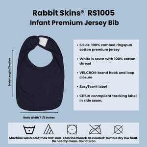 Peut inclure: Bavoir pour b&eacute;b&eacute; bleu marine en jersey de coton 100% peign&eacute;. Le bavoir mesure 17,78 cm de long et 19,05 cm de large, avec une fermeture auto-agrippante VELCRO&reg;. Le bavoir porte le texte "Rabbit Skins&reg; RS1005 Infant Premium Jersey Bib".