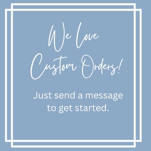 K&ouml;nnte beinhalten: Quadratisches Bild mit hellblauem Hintergrund und wei&szlig;em Doppelrahmen. Der Text "We Love Custom Orders!" ist in einer Schreibschrift geschrieben. Darunter steht in einer serifenlosen Schrift "Just send a message to get started."