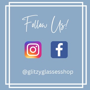 K&ouml;nnte beinhalten: Hellblaue Grafik mit dem handschriftlichen Schriftzug "Follow Us!". Darunter befinden sich die Instagram- und Facebook-Logos sowie der Text "@glitzyglassesshop" in einer serifenlosen Schriftart.