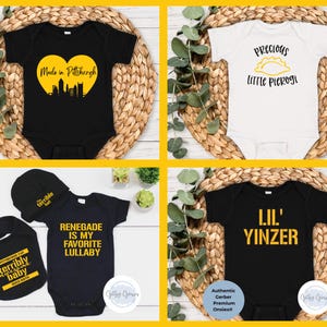 Peut inclure: Quatre bodies de b&eacute;b&eacute; avec du texte et des graphiques. Un body noir a un c&oelig;ur jaune avec une ligne d'horizon de la ville et les mots "Made in Pittsburgh". Un autre body blanc dit "Precious Little Pierogi". Un body marine dit "Renegade is my favorite lullaby."