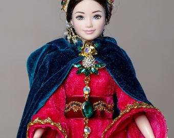Mittelalterliche Puppenpuppe In Rot