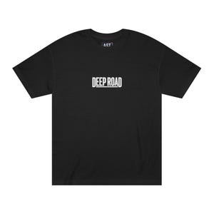 Puede incluir: Camiseta negra con el texto blanco "DEEP ROAD" en un recuadro rectangular en la parte delantera. La camiseta tiene mangas cortas y cuello redondo. El nombre de la marca "AST" está impreso en la parte posterior del cuello.