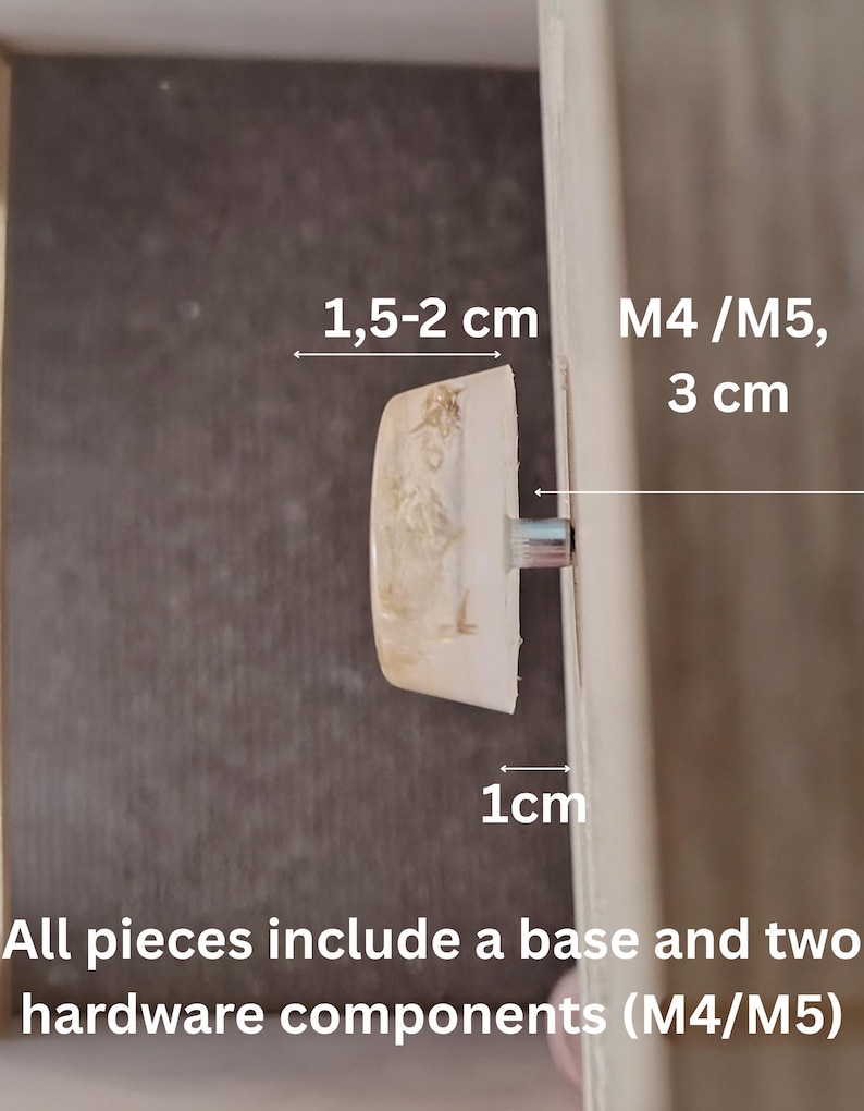 May include: A round, off-white cabinet knob with a metallic attachment. Text indicates a knob depth of 1.5-2 cm, a 1 cm panel thickness, and M4/M5 hardware components with a 3 cm length. The set includes a base and two hardware components.