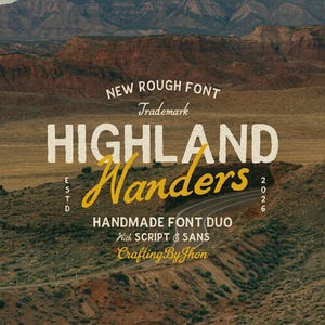 Puede incluir: Un gráfico digital con el texto NEW ROUGH FONT Trademark HIGHLAND Wanders ESTD 2026 HANDMADE FONT DUO With SCRIPT & SANS CraftingByJhon superpuesto sobre un paisaje de colinas desérticas y una carretera sinuosa en tonos marrones y verdes.