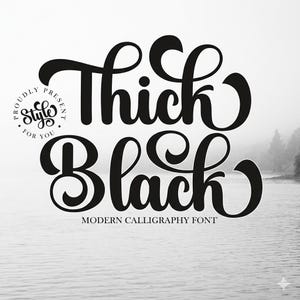 Puede incluir: Diseño de fuente de caligrafía negra con las palabras "Thick Black" en una escritura audaz y elegante. El diseño incluye el texto "Proudly Present Style for You" y "Modern Calligraphy Font" sobre un fondo borroso en escala de grises de agua y árboles.