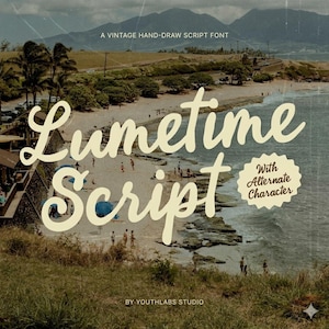 Può includere: Grafica in stile vintage con le parole "Lumetime Script" in un carattere color crema disegnato a mano. L'immagine include il testo "A Vintage Hand-Draw Script Font" e "With Alternate Character". Una scena di spiaggia fa da sfondo.