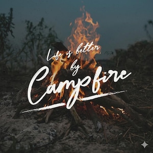 Può includere: Un falò dai colori arancione e giallo brillante con ceppi di legno che bruciano, su uno sfondo esterno scuro e tenue. Il testo in corsivo bianco sovrapposto recita, Life is better by Campfire, posizionato sopra le fiamme e il legno.