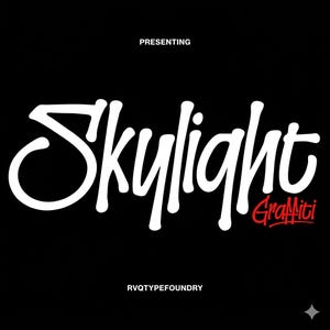 Może przedstawiać: Czarny projekt graficzny z białym napisem Skylight stylizowaną czcionką skryptową, z czerwonym słowem Graffiti poniżej. Słowo PRESENTING pojawia się małymi białymi literami na górze, a RVQTYPEFOUNDRY na dole.