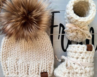 Set van grof gebreide babymuts en slofjes | Zacht garen, verwijderbare pompom, neutraal cadeau