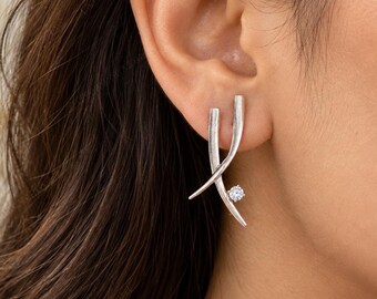 Ohrringe aus Sterlingsilber mit X-förmigem Muster, klaren Zirkonia-Details, minimalistische Ohrstecker