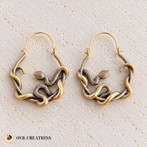 Könnte beinhalten: Ein Paar Creolen mit gewundenem Schlangendesign. Die Schlangen haben eine texturierte, schuppenartige Oberfläche mit einem metallischen Gold- und Dunkelbronze-Finish. Jeder Ohrring wird durch den Schlangenkörper geformt, der sich zu einem Kreis biegt.