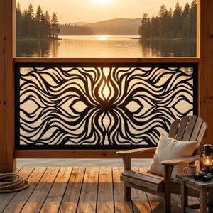 Peut inclure: Un écran de confidentialité rectangulaire en métal noir présentant un motif symétrique complexe découpé au laser, composé de lignes fluides rappelant des vagues. Le panneau est fixé dans un cadre en bois sur une terrasse.