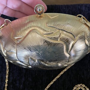 Bolso de mano/bandolera rígido vintage de metal dorado con estampado de hojas de ginkgo de los años 80.