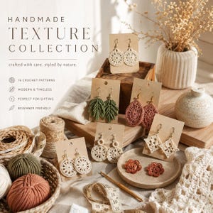 Peut inclure: Une collection de boucles d'oreilles en crochet faites à la main, présentées sur des étiquettes en carton brun. L'ensemble comprend diverses formes circulaires, en feuille, en goutte et en losange, dans des tons crème, vert et terre cuite.