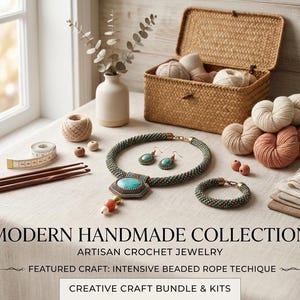 Peut inclure: Un ensemble de collier, bracelet et boucles d'oreilles perlés dans des tons sarcelle et bronze, avec trois crochets en bois, un ruban à mesurer, des écheveaux de laine et un panier tressé. Texte : MODERN HANDMADE COLLECTION ARTISAN CROCHET JEWELRY FEATURED CRAFT: INTENSIVE BEADED ROPE TECHNIQUE CREATIVE CRAFT BUNDLE & KITS.