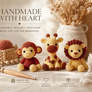 Peut inclure: Trois animaux en peluche crochetés comprenant un singe rouge et beige, une girafe jaune et marron, et un lion jaune avec une crinière rouge foncé. Le texte indique HANDMADE WITH HEART, ADORABLE CROCHET CREATIONS MADE FOR LASTING MEMORIES, PREMIUM YARN, CAREFULLY HANDMADE, et TIMELESS GIFTS FOR EVERY OCCASION.