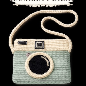 Peut inclure: Un modèle au crochet pour un sac en forme d'appareil photo. Le sac est vert clair avec le haut et la bandoulière couleur crème, doté d'un grand objectif circulaire noir, d'un petit viseur rectangulaire noir et d'un bouton gris.