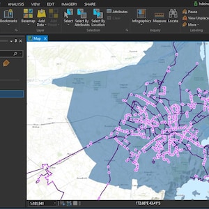 Puede incluir: Captura de pantalla de un software de mapas. El mapa muestra una ciudad con rutas y paradas de autobús rosas sobre un fondo azul y gris. La interfaz del software incluye herramientas para el análisis y edición de mapas.
