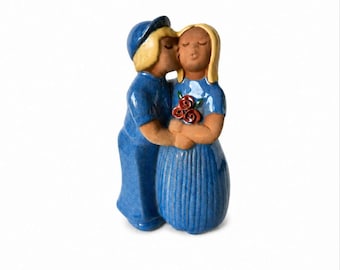 Statuetta vintage in ceramica JIE Sweden raffigurante una coppia di innamorati, scultura scandinava in ceramica, decorazione romantica di metà secolo, regalo di anniversario.