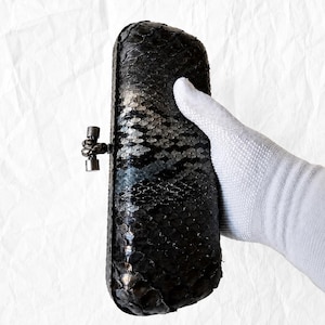 Bolso de mano de lujo con nudo de piel de pitón natural, bolso de noche largo tipo minaudière de piel exótica, bolso de mano tipo caja de piel de serpiente metalizada para bodas y galas.