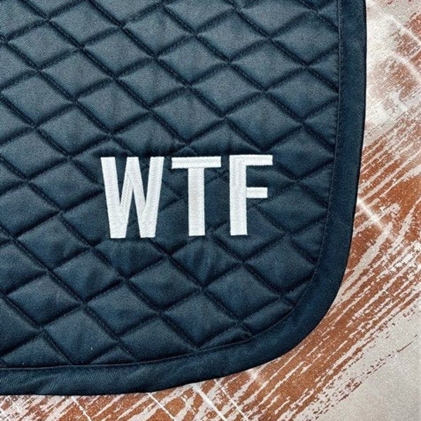 Tapis de selle brodé personnalisé WTF drôle adulte Ammy Humour - tout usage, poney et dressage