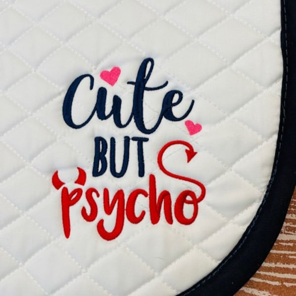 Tapis de selle brodé personnalisé mignon mais psycho drôle pour adulte Ammy Humour - Tout usage, poney et dressage