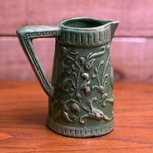 Jarra pequeña de cerámica artística verde vintage con relieve floral n.° 146