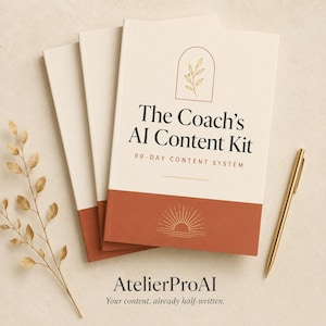 Peut inclure: Trois livrets empilés avec des couvertures crème et une section inférieure terracotta. Le texte indique The Coach's AI Content Kit 90-DAY CONTENT SYSTEM. Au-dessus se trouve une arche avec une feuille, et en dessous une icône de soleil. AtelierProAI est imprimé en bas.