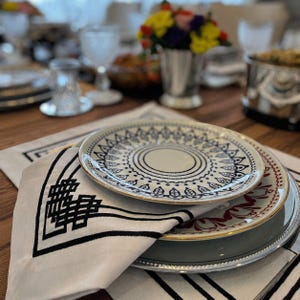 Ensemble de linge de table brodé à motif labyrinthe élégant avec napperon de serviette de luxe et chemin de table pour une décoration de dîner et de mariage moderne