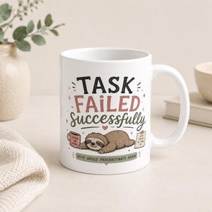 Puede incluir: Una taza de cerámica blanca con el texto en negro y rosa "TASK FAILED SUCCESSFULLY" sobre una ilustración de un perezoso marrón tumbado. Junto al perezoso hay una pequeña taza rosa y una nota, con el texto "10/10 WOULD PROCRASTINATE AGAIN" debajo.