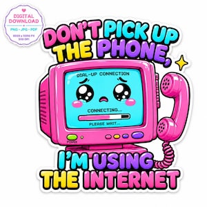 Puede incluir: Un monitor de computadora rosa con una cara llorando en la pantalla que muestra DIAL-UP CONNECTION, CONNECTING y PLEASE WAIT. Un auricular de teléfono rosa está conectado por un cable. El texto dice DON'T PICK UP THE PHONE, I'M USING THE INTERNET.
