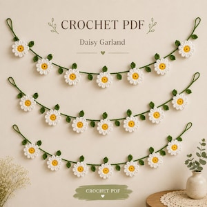 Op de afbeelding: Drie gehaakte madeliefjesslingers met witte bloemblaadjes en gele harten aan groene, rankachtige draden. De tekst CROCHET PDF Daisy Garland staat in het midden bovenaan en CROCHET PDF onderaan. De slingers zijn in drie rijen gerangschikt.