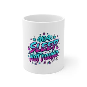 Può includere: Tazza in ceramica bianca con la scritta "404: SLEEP NOT FOUND" in un vivace design turchese e rosa. La tazza presenta accenti pixelati e piccole icone di tazze di caffè e bug.