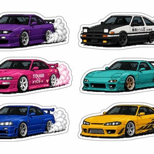 Könnte beinhalten: Ein Set aus sechs gestanzten Aufklebern mit stilisierten Illustrationen von Sportwagen in Lila, Schwarz-Weiß, Pink, Türkis, Blau und Gelb, die jeweils beim Driften mit weißem Reifenrauch sowie detaillierten Karosserie-Kits dargestellt sind.