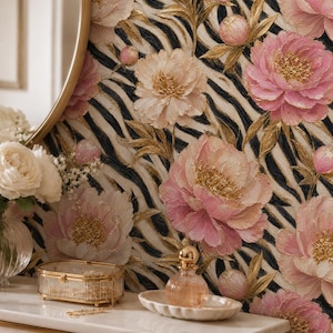 Peut inclure: Papier peint présentant un motif répétitif de pivoines roses et crème avec des centres dorés sur un fond à rayures zébrées noires et blanches. Le design comprend des éléments floraux texturés et du feuillage, créant un effet visuel superposé.