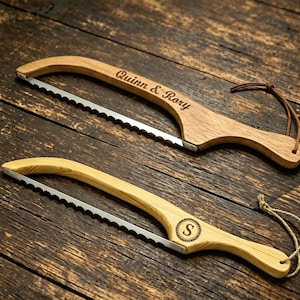 Cuchillo de pan personalizado con forma de arco de violín de madera, cortador de baguette de masa madre grabado a medida