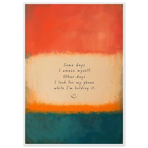 Könnte beinhalten: Ein rechteckiger Wandkunstdruck mit horizontalen Streifen in Rot, Creme, Orange und Dunkelblaugrün. Der mittlere cremefarbene Bereich zeigt den schwarzen Text: Some days I amaze myself. Other days I look for my phone while I'm holding it. Darunter befindet sich ein kleines Smiley-Gesicht.