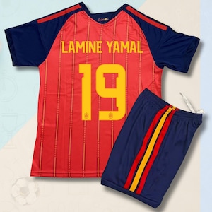 Peut inclure: Un ensemble de maillot et short de football rouge et bleu marine. Le maillot affiche le nom LAMINE YAMAL et le numéro 19 en jaune au dos, avec des rayures verticales. Le short bleu marine présente une bande verticale rouge et jaune sur le côté.