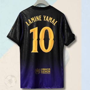 Peut inclure: Un maillot de sport à dégradé noir et violet portant le nom LAMINE YAMAL et le numéro 10 en lettres jaunes au dos. Le tissu présente une texture subtile en peau de serpent et le logo UNHCR ACNUR est imprimé en jaune sur le bas du maillot.