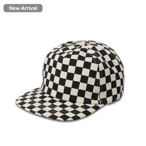 Pode incluir: Um boné de beisebol com um padrão xadrez preto e branco em toda a copa e aba reta. O boné inclui um pequeno botão no centro do topo e ilhós costurados nos painéis laterais. O texto New Arrival está visível na imagem.