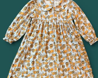 Vestido Lions em algodão Pima com gola Peter Pan e saia rodada.
