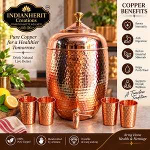 Könnte beinhalten: Ein großer, gehämmerter Kupfer-Wasserspender mit goldenem Deckelknopf und Metallhahn, begleitet von vier passenden gehämmerten Kupferbechern. Der Spender enthält Text, einschließlich Indianherit Creations und Copper Benefits.