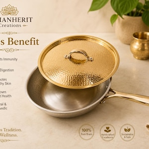 Puede incluir: Una sartén de latón con tapa martillada y mango largo. El texto en la imagen dice: INDIANHERIT Creations, Brass Benefit, Boosts Immunity, Aids Digestion, Promotes Healthy Skin, Improves Heart Health, Natural & Ayurvedic, Timeless Tradition. Pure Wellness, 100% Pure Brass, Handcrafted Excellence, Sustainable & Safe.