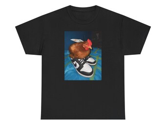 T-shirt kip op sneakers