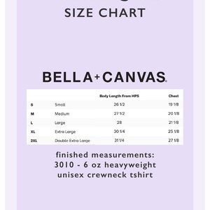 Op de afbeelding: Een lichtpaarse maattabel voor momoshi goods met Bella+Canvas 3010 6 oz unisex t-shirts met ronde hals. De tabel toont de maten S tot 2XL met lichaamslengte en borstomvang in inches, vari&euml;rend van 26 1/2 tot 31 1/4.