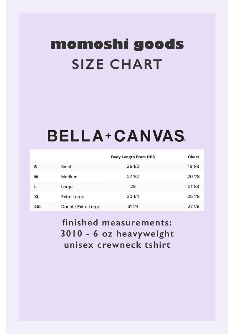 Op de afbeelding: Een lichtpaarse maattabel voor momoshi goods met Bella+Canvas 3010 6 oz unisex t-shirts met ronde hals. De tabel toont de maten S tot 2XL met lichaamslengte en borstomvang in inches, vari&euml;rend van 26 1/2 tot 31 1/4.