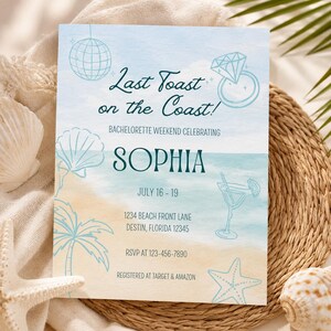 Peut inclure: Une carte d'invitation rectangulaire présentant une scène de plage à l'aquarelle dans des tons bleu clair et beige sable. Le texte indique Last Toast on the Coast! Bachelorette Weekend Celebrating Sophia July 16-19, 1234 Beach Front Lane, Destin, Florida 12345, RSVP at 123-456-7890, Registered at Target & Amazon. Les illustrations incluent une boule à facettes, une bague en diamant, un coquillage, un palmier, un cocktail et une étoile de mer.