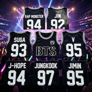 Pode incluir: Uma coleção de oito camisolas pretas sem mangas com acabamento branco, cada uma com um nome e número impressos em branco. Os nomes incluem Rap Monster, Jin, Suga, V, J-Hope, Jungkook e Jimin, com números de 92 a 97 e um logótipo central BTS.