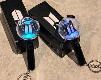 Llavero mini lightstick de BTS / Colgante para bolso con forma de lightstick de Kpop / Regalo morado para ARMY / Accesorio llavero de BTS / Merchandising para fans del concierto de 2026